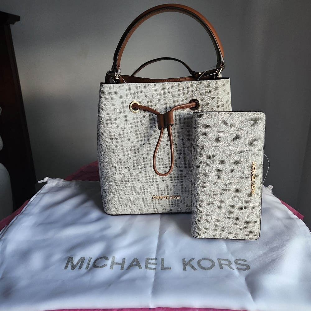 Michael Kors Bucket Messenger bag 3 Pc set NWT